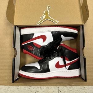 AIR JORDAN 1 MID White/Gym Red-Black Size 5Y (Grade School)